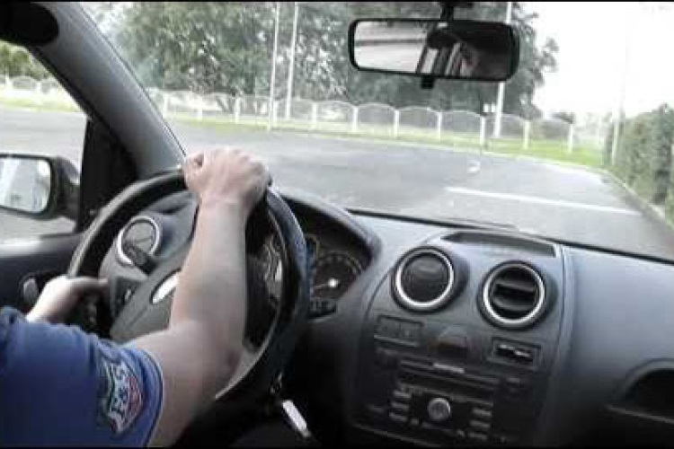 Százöt évesen is átment az autóvezetői vizsgán