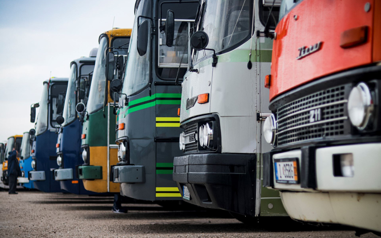 Mintegy száz régi Ikarus autóbuszt mutatnak be a hétvégén az Aeroparkban