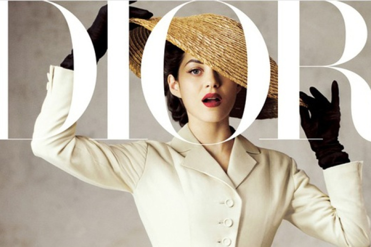 Táskatervezőnek áll a színésznő!