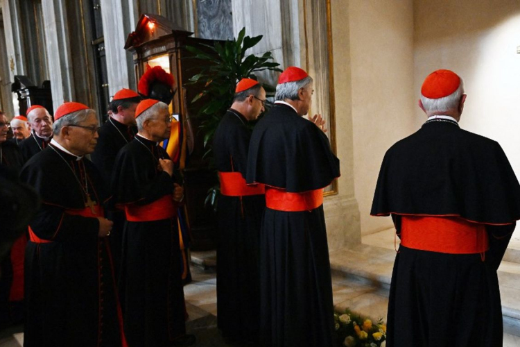 Pápaválasztás - Már elkészült az új pápa ruhája, három különböző méretben