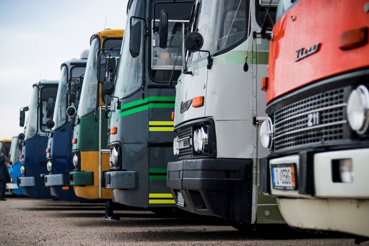 Mintegy száz régi Ikarus autóbuszt mutatnak be a hétvégén az Aeroparkban