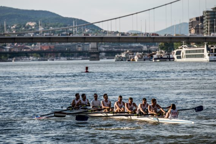 Több tízezer néző előtt győri evezőssiker a Dunai Regattán